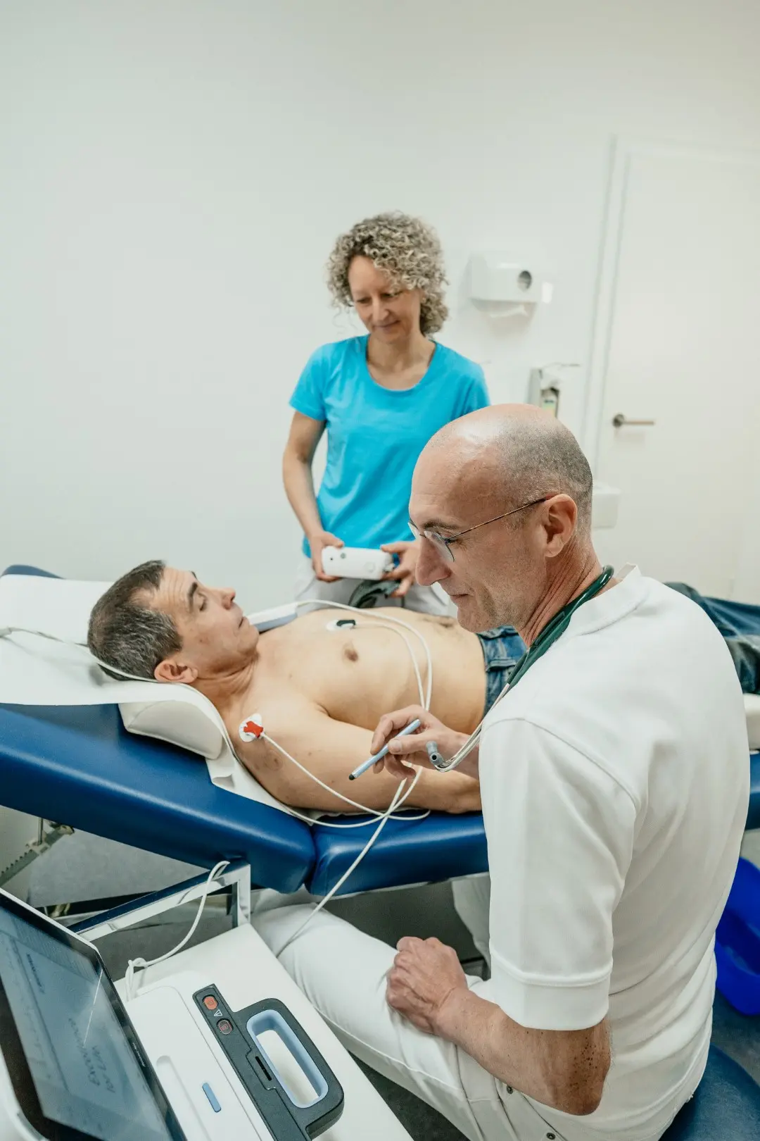 Dr. Markus W. beim behandeln eines Patienten